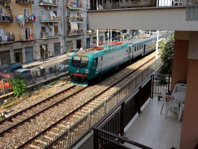 Ci affacciamo e notiamo i vari balconi che affacciano sui binari. Su alcuni terrazzini sono presenti anche tavolini e sedie: c�� quindi chi riesce a rilassarsi nonostante il frastuono che arriva da gi�